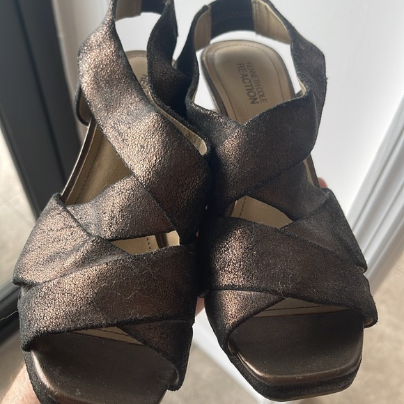 Kenneth Cole Reaction matte gold basketweave sling back sandal w/wood heels. - Picture 3 of 9